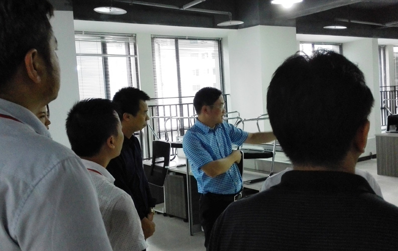 賴區(qū)長鼓勵重慶天度網絡公司要多進行創(chuàng)新，并就天度未來發(fā)展方向做出重要指示。