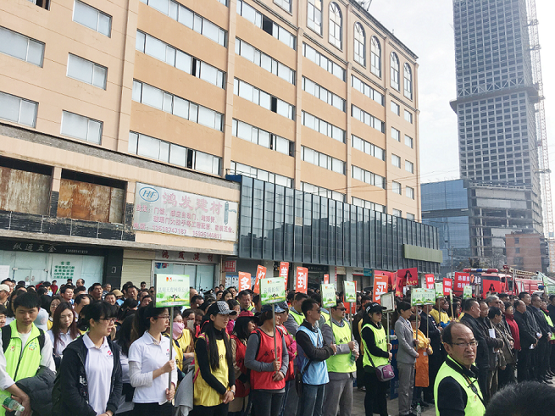 2017年3月5日，是我國第54個學(xué)雷鋒紀(jì)念日。3月份的春天萬物復(fù)蘇，百花齊放。陽光透過淡薄的云層照耀著大地，它的萬道金光愉快地普照著萬物。春風(fēng)拂面,是那么清柔,那么親切,就像是雷鋒的精神一直溫暖著、鼓舞著我們!